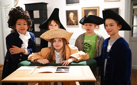 verkleidete Kindergruppe in der neuen Dauerausstellung