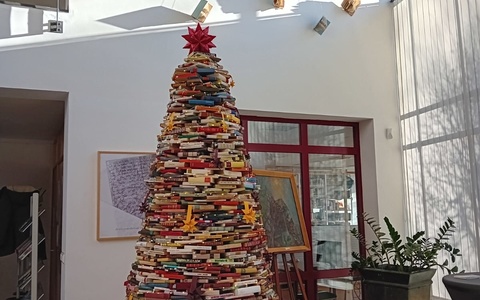 Bücherbaum 2025 im Foyer Gleimhaus Halberstadt Bücherbaum 2025 im Foyer Gleimhaus Halberstadt