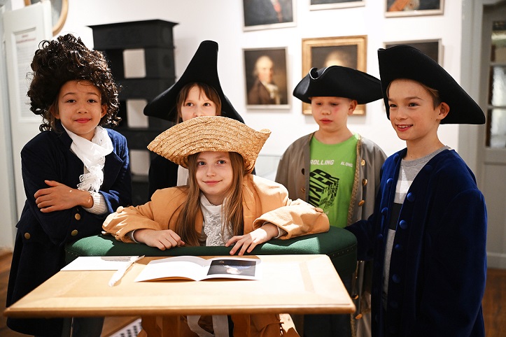 verkleidete Kindergruppe in der neuen Dauerausstellung